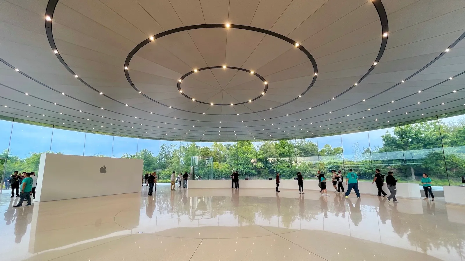 似曾相识的内景，感觉某些发布会视频是在这里录的