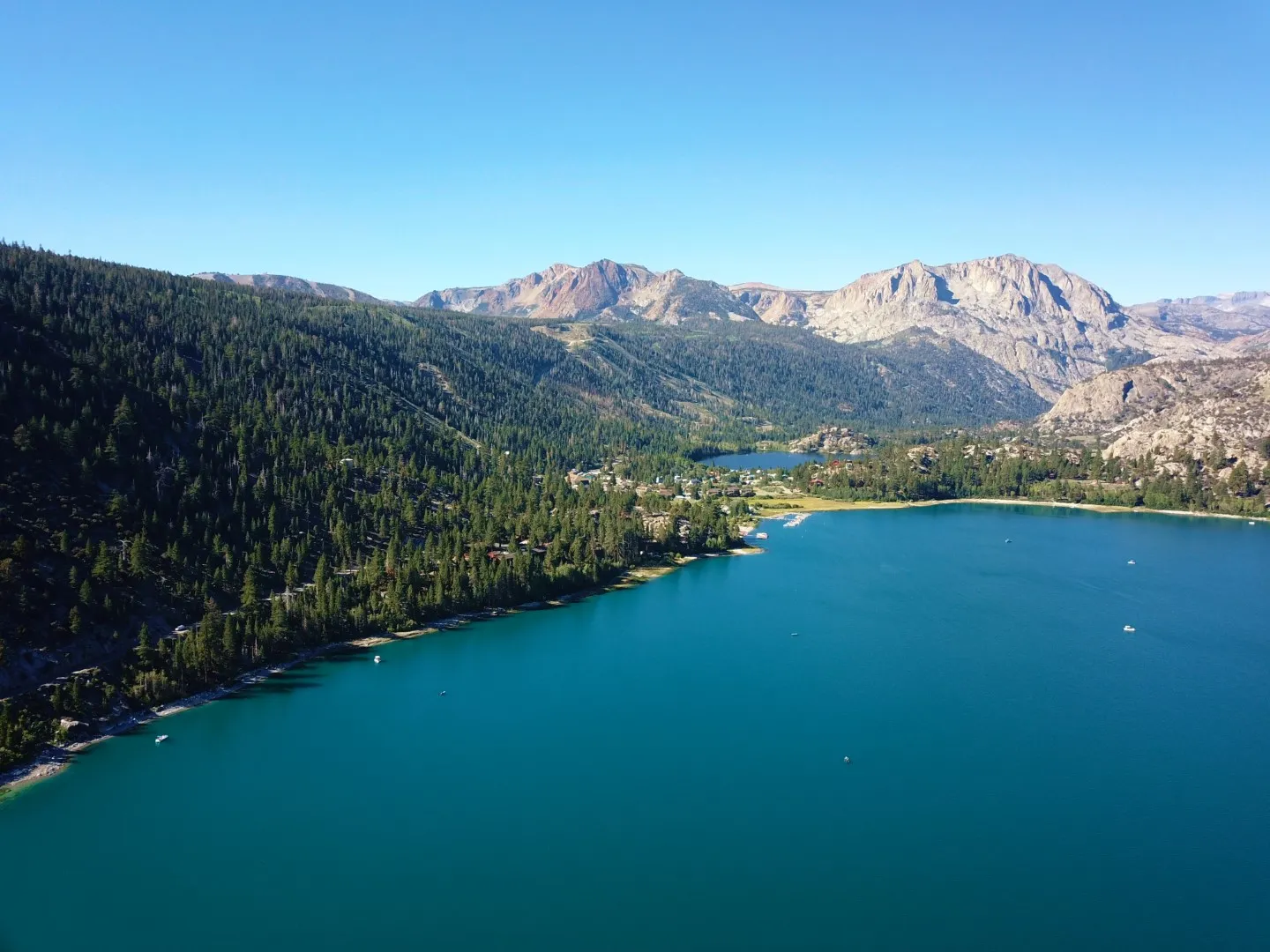 中心处为 June Lake 镇子