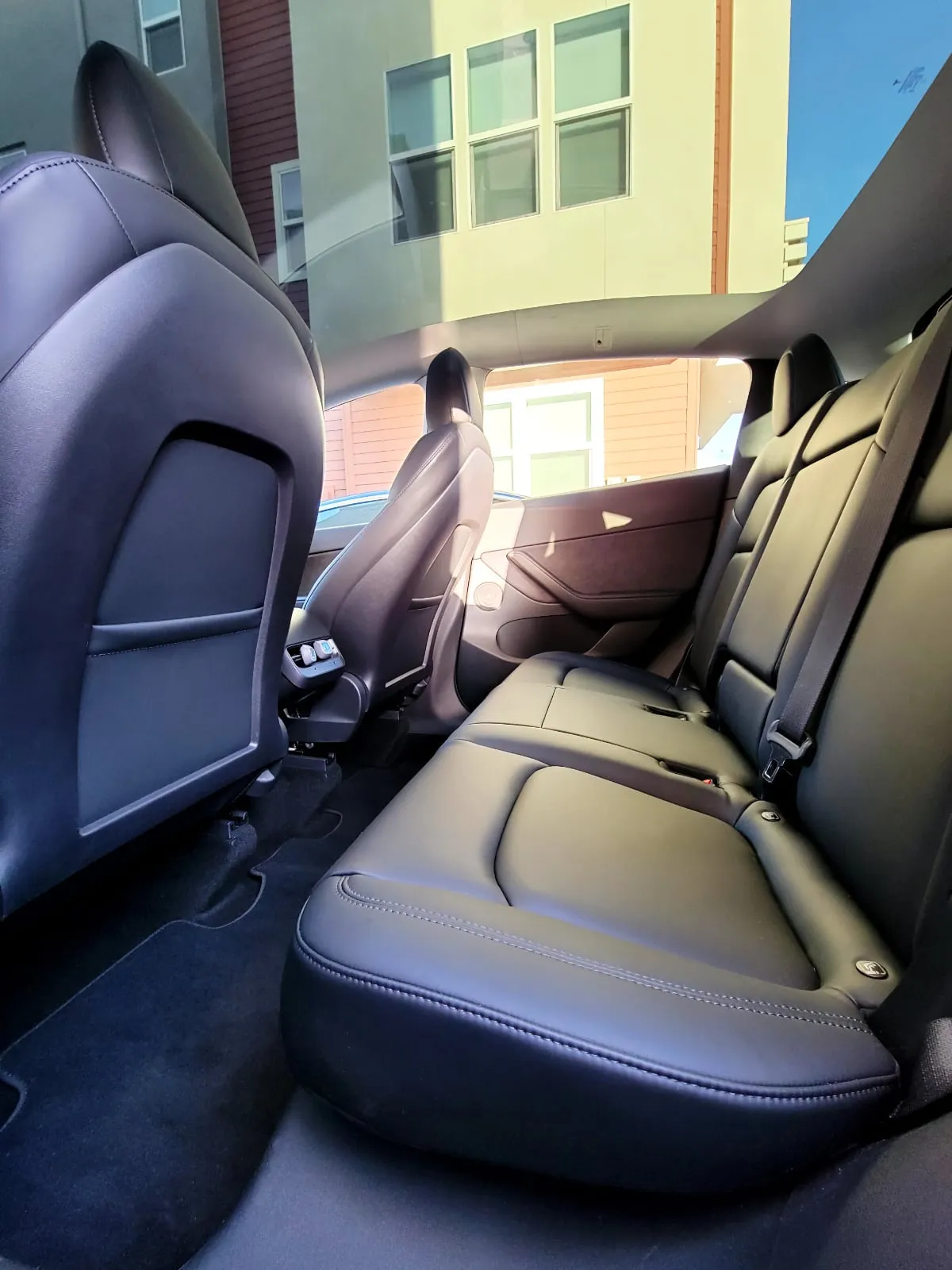 后座着实和 Model X 比不了