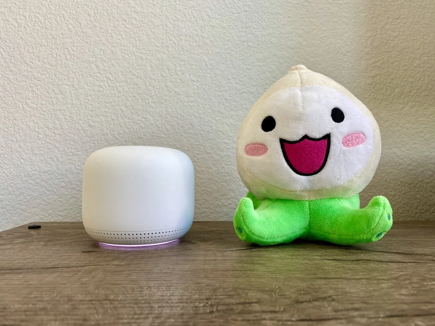 放置于书房的 mesh point，作为智能音箱时底部灯条会亮起